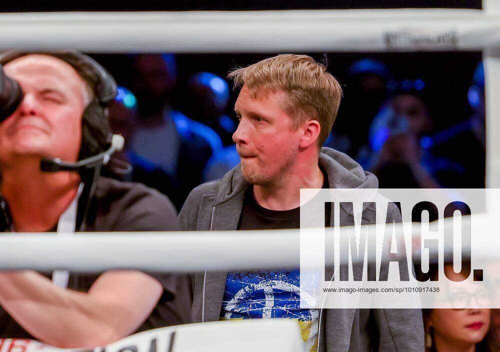 Oliver Pocher after the slap of FAT comedy, Felix the Fighter storm red, Germany vs Istvan The Prince Szili blue, Switzerland , boxing, super middleweight, 26 03 2022 Dortmund North Rhine Westphalia Germany