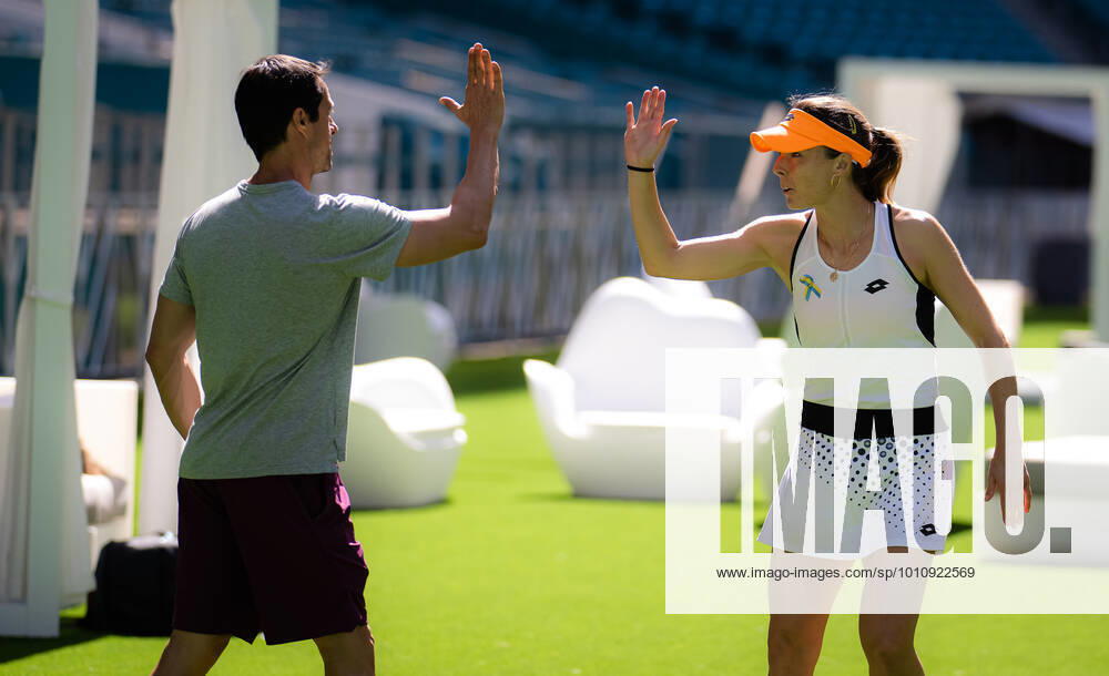 Alize Cornet of France before playing doubles at the 2022 Miami Open WTA, Tennis Damen 1000 tennis tournament MIAMI UNITED STATES - ZUMAa181 20220327_zaa_a181_176