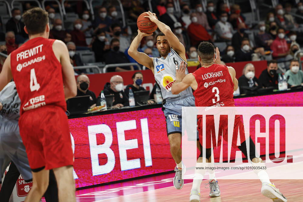 Left 06 Elias Lasisi HAKRO Merlins Crailsheim right Dominic Lockhart Brose Bamberg, 03 amberg HAKRO Merlins Crailsheim easyCredit BBL Basketball Bundesliga Saison 2021 22 Spieltag 17, 29 03 2022 Bamberg, Brose Arena Foto Daniel Löb Loeb