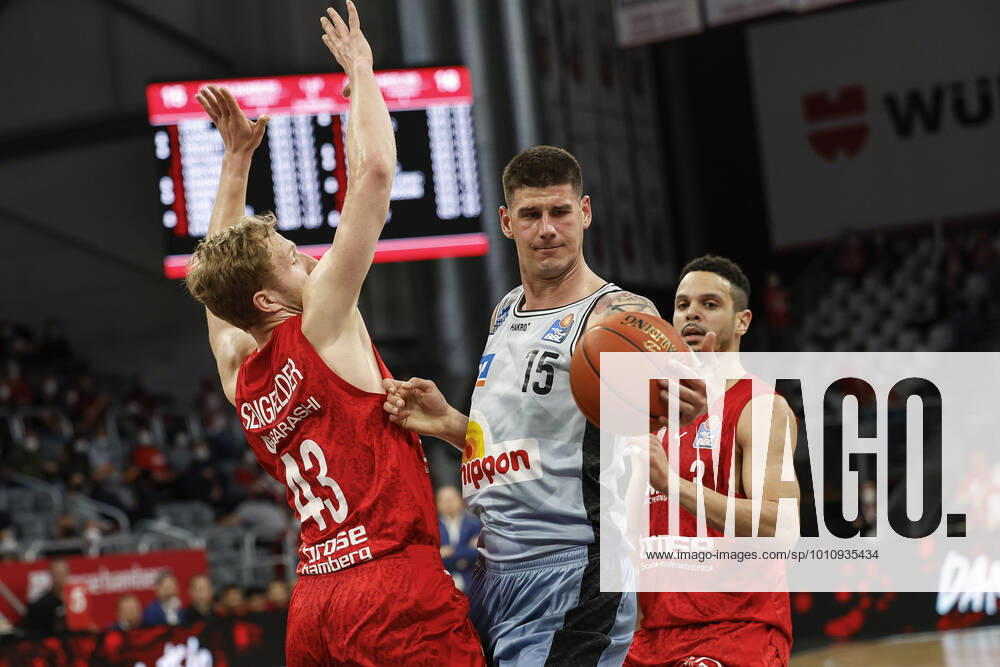 Center 15 Bogdan Radosavljevic HAKRO Merlins Crailsheim left Christian Sengfelder Brose Bamberg, 43 right Dominic Lockhart Brose Bamberg, 03 amberg HAKRO Merlins Crailsheim easyCredit BBL Basketball Bundesliga Season 2021 22 Matchday 17, 29 03 2022 Bamberg, Brose Arena Photo Daniel Löb Loeb