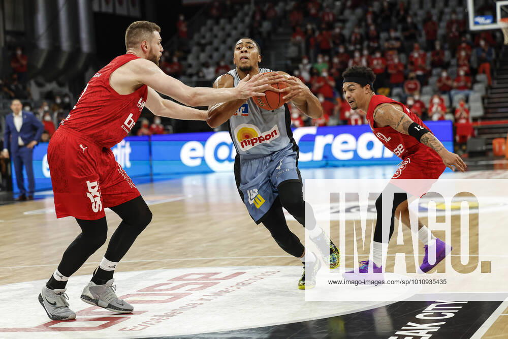 Center 01 Jaren Lewis HAKRO Merlins Crailsheim link sMartinas Geben Brose Bamberg, 22 amberg HAKRO Merlins Crailsheim easyCredit BBL Basketball Bundesliga Saison 2021 22 Spieltag 17, 29 03 2022 Bamberg, Brose Arena Foto Daniel Löb Loeb