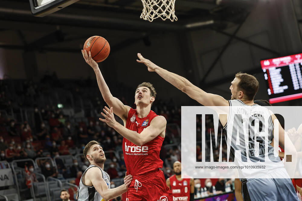 Center Omar Prewitt Brose Bamberg, 04 left 30 Jon Axel Gudmundsson HAKRO Merlins Crailsheim right 12 Dejan Kovacevic HAKRO Merlins Crailsheim amberg HAKRO Merlins Crailsheim easyCredit BBL Basketball Bundesliga Season 2021 22 Matchday 17, 29 03 2022 Bamberg, Brose Arena Photo Daniel Löb Loeb