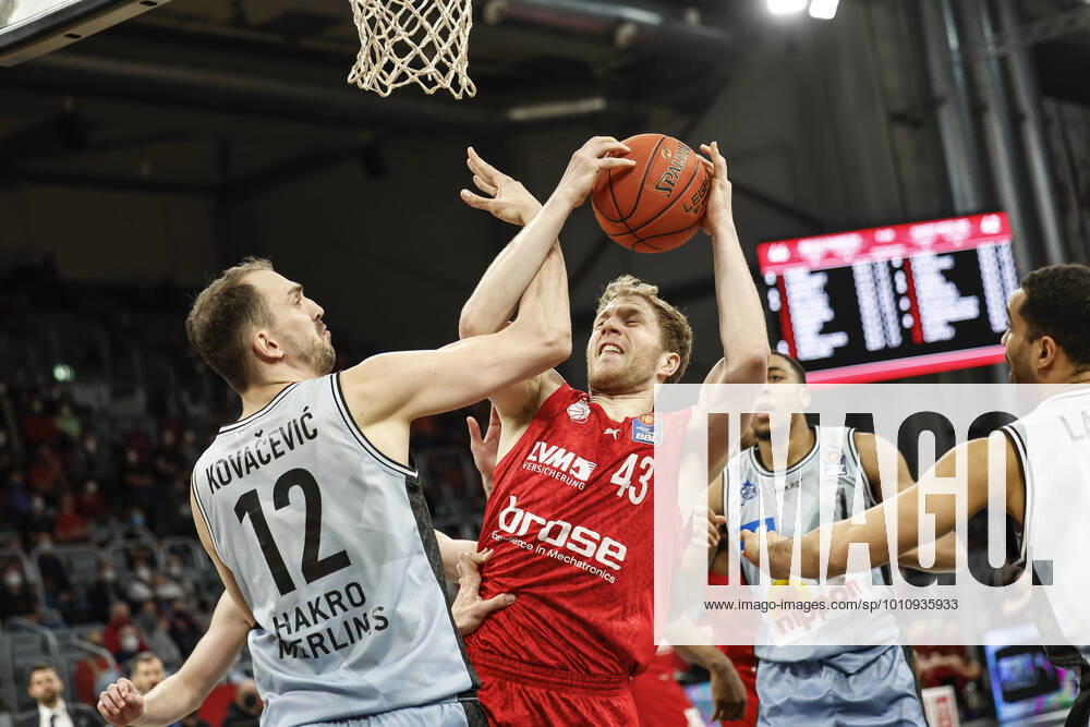Center Christian Sengfelder Brose Bamberg, 43 left 12 Dejan Kovacevic HAKRO Merlins Crailsheim right 01 Jaren Lewis HAKRO Merlins Crailsheim amberg HAKRO Merlins Crailsheim easyCredit BBL Basketball Bundesliga Season 2021 22 Matchday 17, 29 03 2022 Bamberg, Brose Arena Photo Daniel Löb Loeb