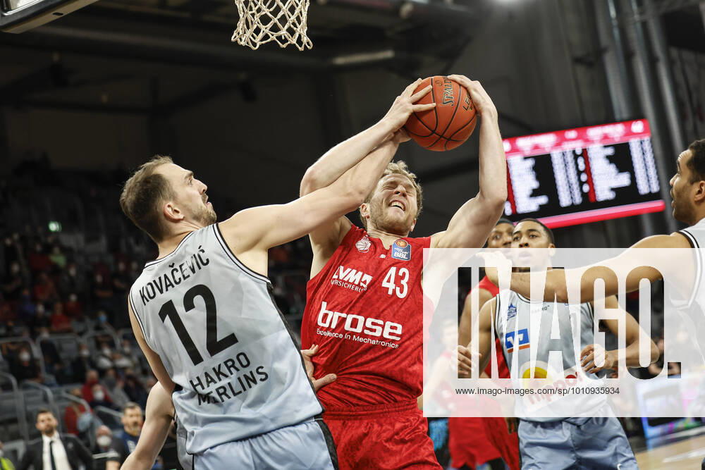 Center Christian Sengfelder Brose Bamberg, 43 left 12 Dejan Kovacevic HAKRO Merlins Crailsheim right 01 Jaren Lewis HAKRO Merlins Crailsheim amberg HAKRO Merlins Crailsheim easyCredit BBL Basketball Bundesliga Season 2021 22 Matchday 17, 29 03 2022 Bamberg, Brose Arena Photo Daniel Löb Loeb