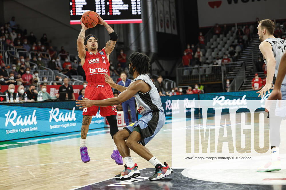 Left Justin Robinson Brose Bamberg, 12 right 08 Terrell Harris HAKRO Merlins Crailsheim amberg HAKRO Merlins Crailsheim easyCredit BBL Basketball Bundesliga Saison 2021 22 Spieltag 17, 29 03 2022 Bamberg, Brose Arena Foto Daniel Löb Loeb