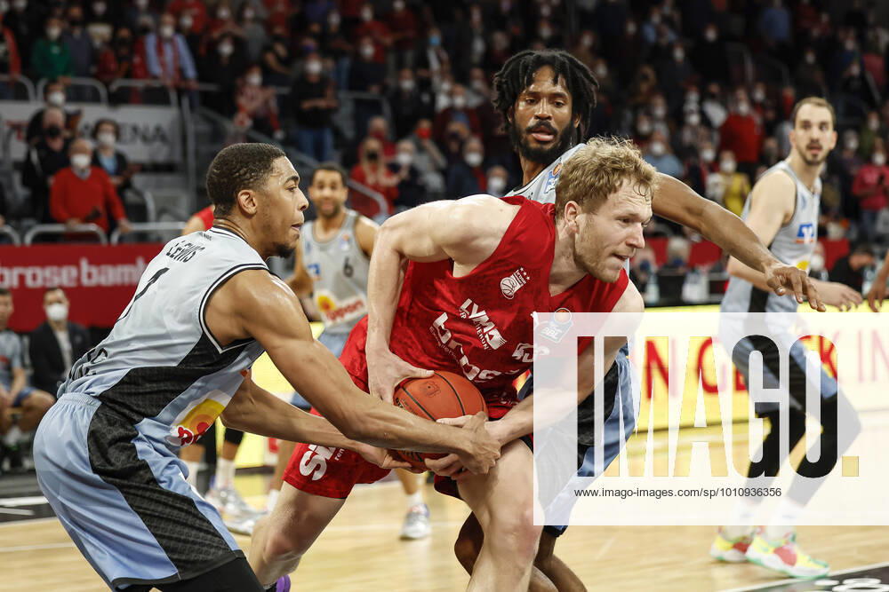 Right Christian Sengfelder Brose Bamberg, 43 left 01 Jaren Lewis HAKRO Merlins Crailsheim amberg HAKRO Merlins Crailsheim easyCredit BBL Basketball Bundesliga Saison 2021 22 Spieltag 17, 29 03 2022 Bamberg, Brose Arena Foto Daniel Löb Loeb
