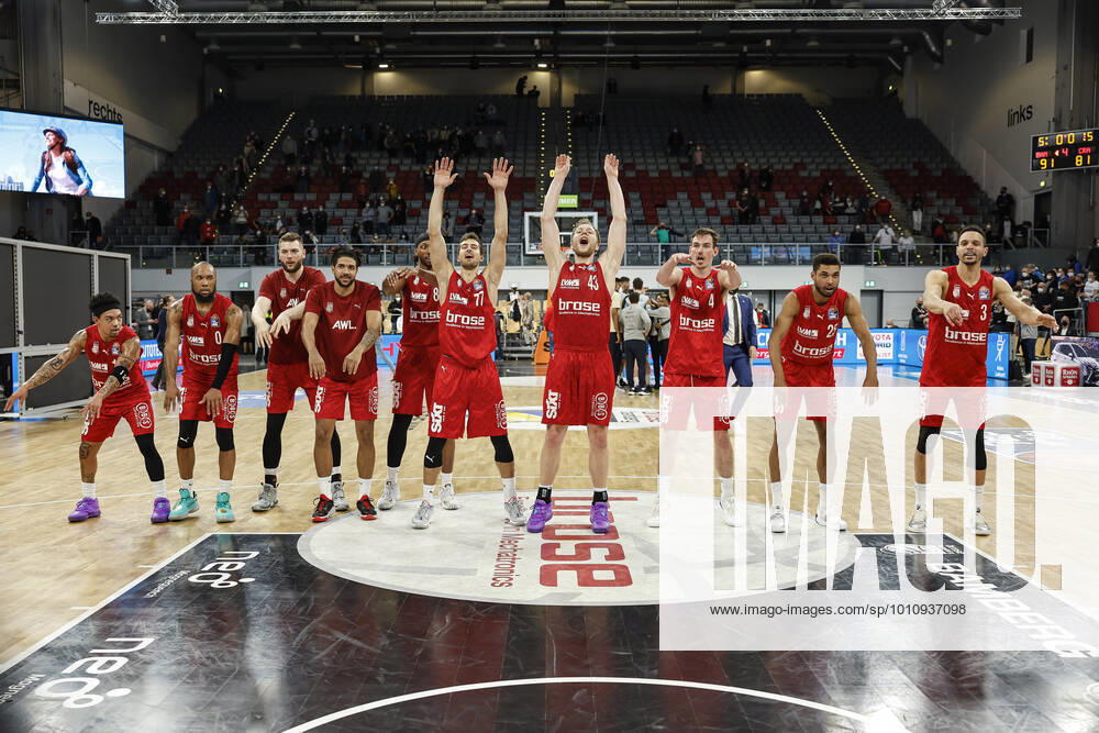 Bamberg joy over 91 81 victory vlnr Justin Robinson Brose Bamberg, 12 Chris Dove Brose Bamberg, 00 Martinas Geben Brose Bamberg, 22 Marvin Omuvwie Brose Bamberg, 11 Akil Mitchell Brose Bamberg, 08 Tomas Kyzlink Brose Bamberg, 77 Christian Sengfelder Brose Bamberg, 43 Omar Prewitt Brose Bamberg, 04 Kenneth Ogbe Brose Bamberg, 25 Dominic Lockhart Brose Bamberg, 03 amberg HAKRO Merlins Crailsheim easyCredit BBL Basketball Bundesliga Saison 2021 22 Spieltag 17, 29 03 2022 Bamberg, Brose Arena Foto Daniel Löb Loeb