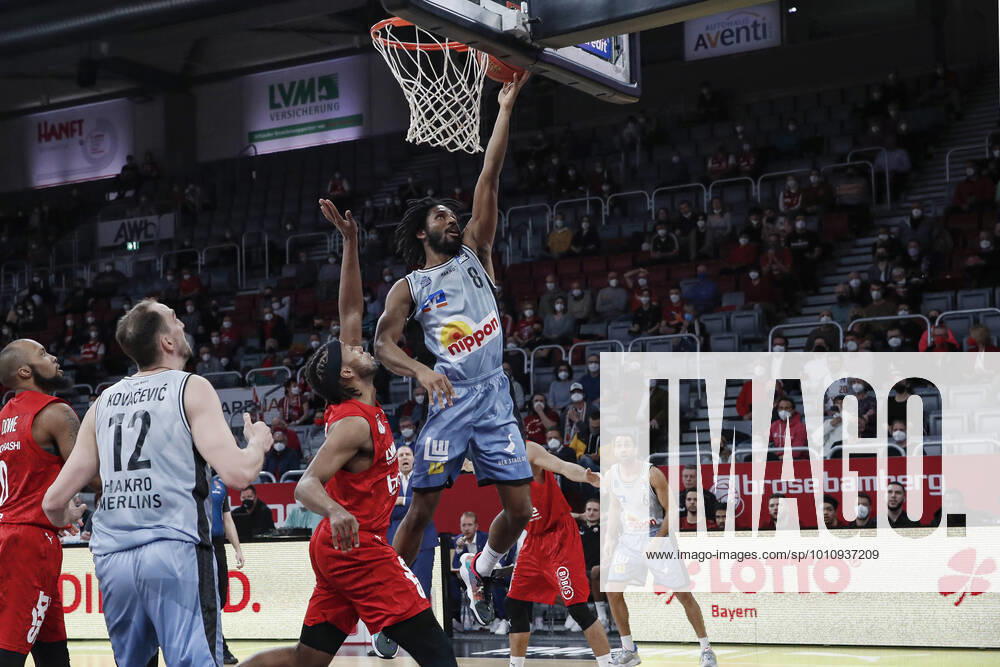 Center 08 Terrell Harris HAKRO Merlins Crailsheim left Akil Mitchell Brose Bamberg, 08 amberg HAKRO Merlins Crailsheim easyCredit BBL Basketball Bundesliga Saison 2021 22 Spieltag 17, 29 03 2022 Bamberg, Brose Arena Foto Daniel Löb Loeb