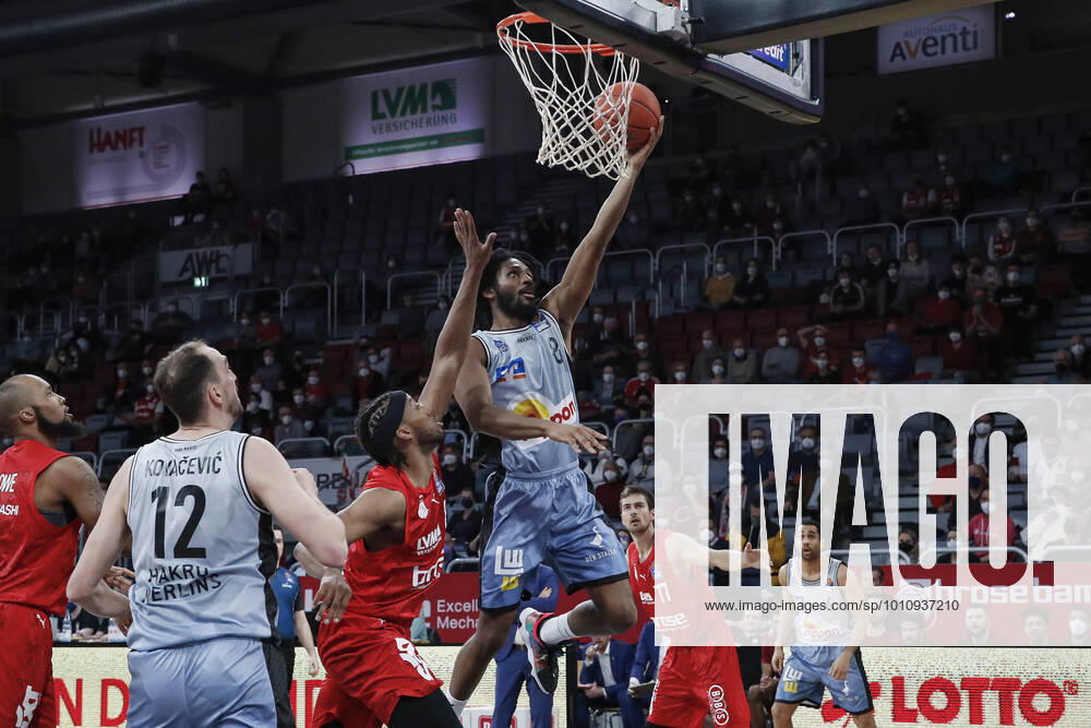 Center 08 Terrell Harris HAKRO Merlins Crailsheim left Akil Mitchell Brose Bamberg, 08 amberg HAKRO Merlins Crailsheim easyCredit BBL Basketball Bundesliga Saison 2021 22 Spieltag 17, 29 03 2022 Bamberg, Brose Arena Foto Daniel Löb Loeb