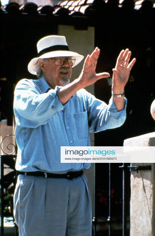 THE PLAYER THE PLAYER ROBERT ALTMAN director THE PLAYER Director ROBERT ALTMAN Date: 1992. Strictly editorial use only in conjunction with the promotion of the film. Credit line mandatory. This image is copyright of the film company and is supplied under the terms of issue as film still. No commercial or book cover use permitted without prior consent from the film company. Mandatory credit line: Image courtesy Ronald Grant Archive AVENUE PICTURES GUILD SPELLING ENTE Mary Evans