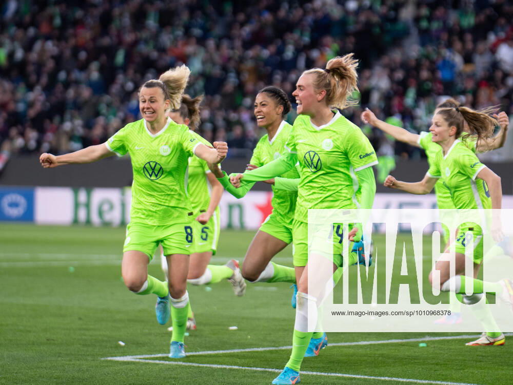Lena Lattwein 8 Vfl Wolfsburg vfl3 and Jill Roord 14 Vfl Wolfsburg cheer for the goal to make it 1 0 during the UEFA Womens Champions League second leg match VFL Wolfsburg Arsenal WFC on 31 03 2022 Wolfsburg Volkswagen Arena Niedersachsen Germany