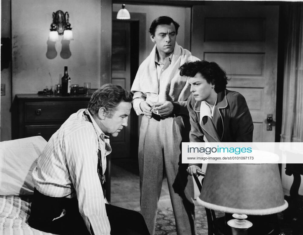 OSCARS. Beste Nebendarstellerin. Preisträgerinnen 1941-1950 ALL THE KINGS MEN ALL THE KINGS MEN US 1949 BRODERICK CRAWFORD, JOHN IRELAND, MERCEDES McCAMBRIDGE Date: 1949. Strictly editorial use only in conjunction with the promotion of the film. Credit line mandatory. This image is copyright of the film company and is supplied under the terms of issue as film still. No commercial or book cover use permitted without prior consent from the film company. Mandatory credit line: Image courtesy A COLUMBIA FILM Ronald Grant Archive Mary Evans