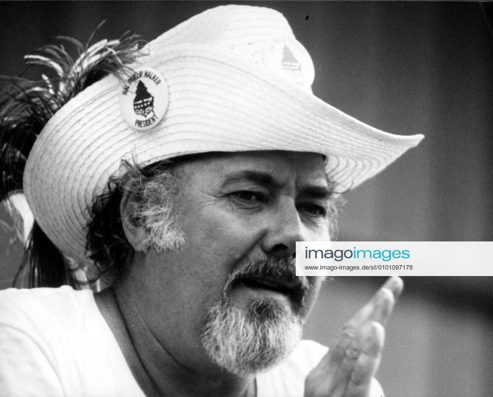 ROBERT ALTMAN, director ROBERT ALTMAN, director. Strictly editorial use only in conjunction with the promotion of the film. Credit line mandatory. This image is copyright of the film company and is supplied under the terms of issue as film still. No commercial or book cover use permitted without prior consent from the film company. Mandatory credit line: Image courtesy Ronald Grant Archive Mary Evans