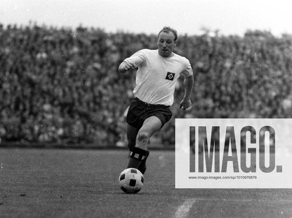 DFB Cup Final Hamburger SV Borussia Dortmund 3 0 14 08 1963 in Hannover Uwe Seeler HSV in action HM