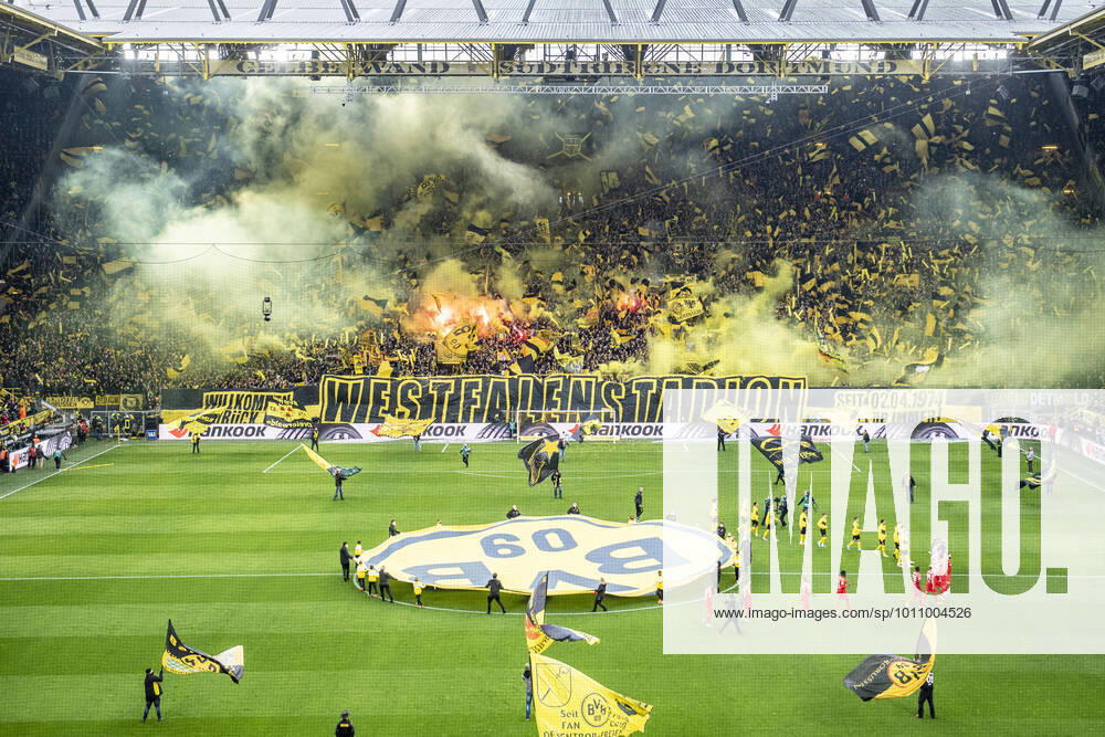 Soccer 1 Bundesliga, 28 Matchday, Borussia Dortmund RB Leipzig on 02 04 2022 at Signal Iduna Park in Dortmund North Rhine Westphalia The fans ignite Bengalis DFL REGULATES PROHIBIT ANY USE OF PHOTOGRAPHS AS IMAGE SEQUENCES AND OR QUASI VIDEO