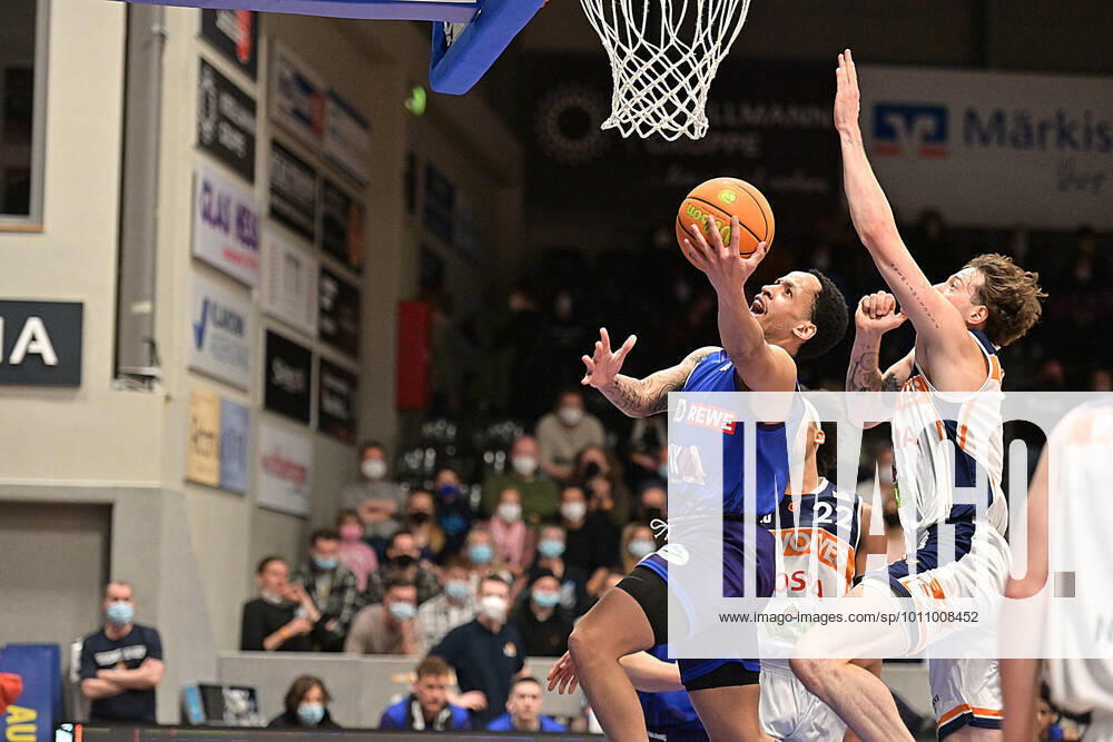 11 CJ Walker for the basketball players of Phoenix Hagen in the 2 bundesliga Pro A moves to the basket Phoenix Hagen vs Rostock Seawolves, 2 Bundesliga Pro A, 2022 season, 33 spieltag Saturday 02 04 2022 Hagen