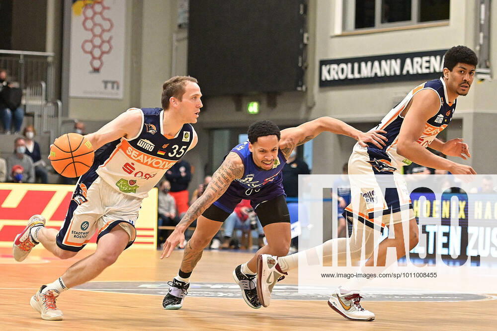 35 Bradley Alexander Loesing of the Rostock Seawolves attacks the basket against 11 Clarence Walker of the Phoneix Hagen Phoenix Hagen vs Rostock Seawolves, 2 Bundesliga Pro A, 2022 season, 33 spieltag Saturday 02 04 2022 Hagen