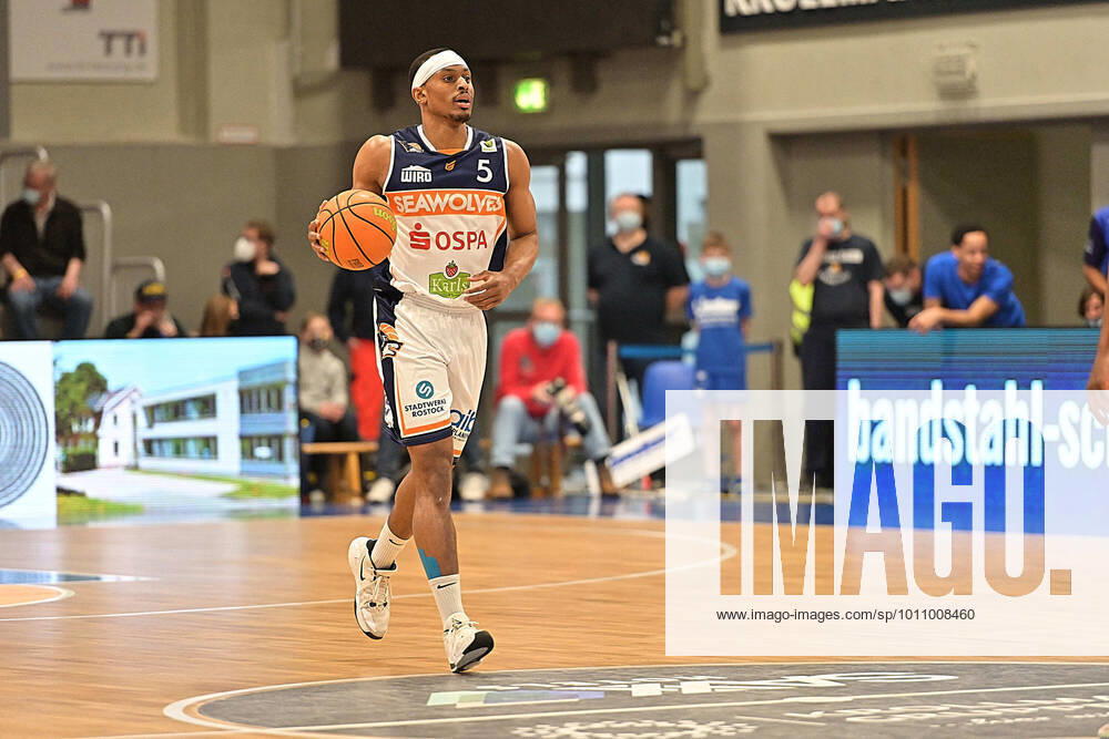 5 Chistopher John Carter of the Rostock Seawolves in the 2 bundesliga ProA brings the ball Phoenix Hagen vs Rostock Seawolves, 2 Bundesliga Pro A, 2022 season, 33 spieltag Saturday 02 04 2022 Hagen.