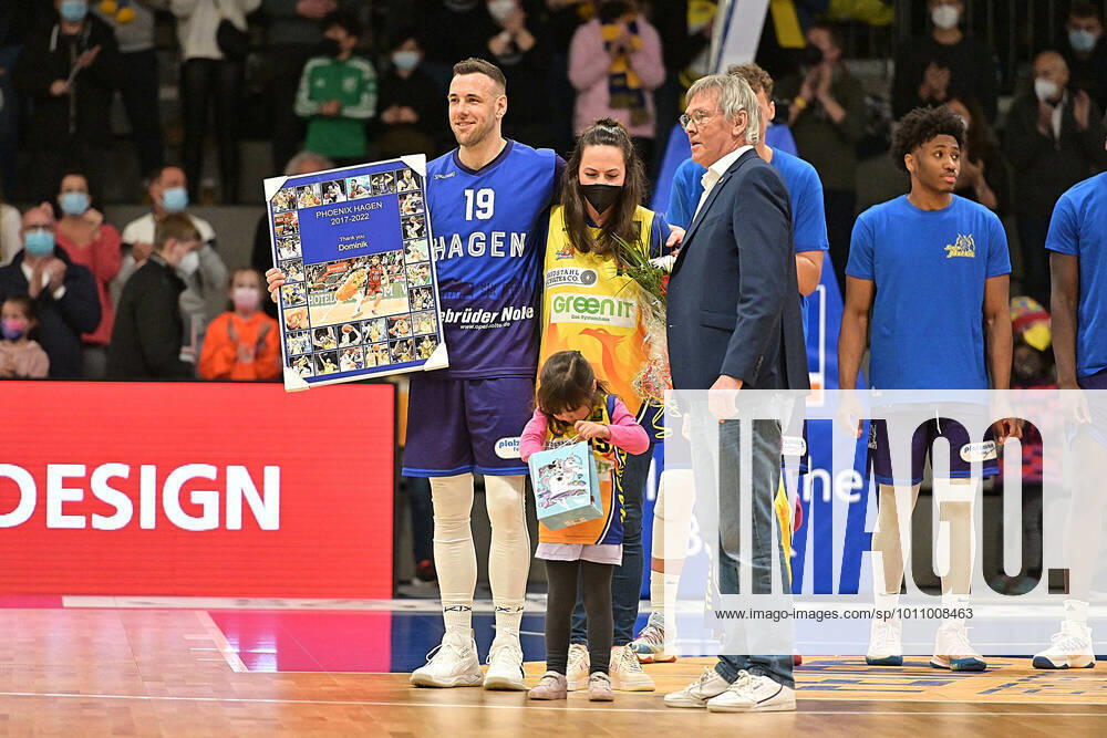 19 Domink Spohr of Phoenix Hagen receives a big thank you from Phoenix Hagen fans Phoenix Hagen vs Rostock Seawolves, 2 Bundesliga Pro A, 2022 season, 33 spieltag Saturday 02 04 2022 Hagen.