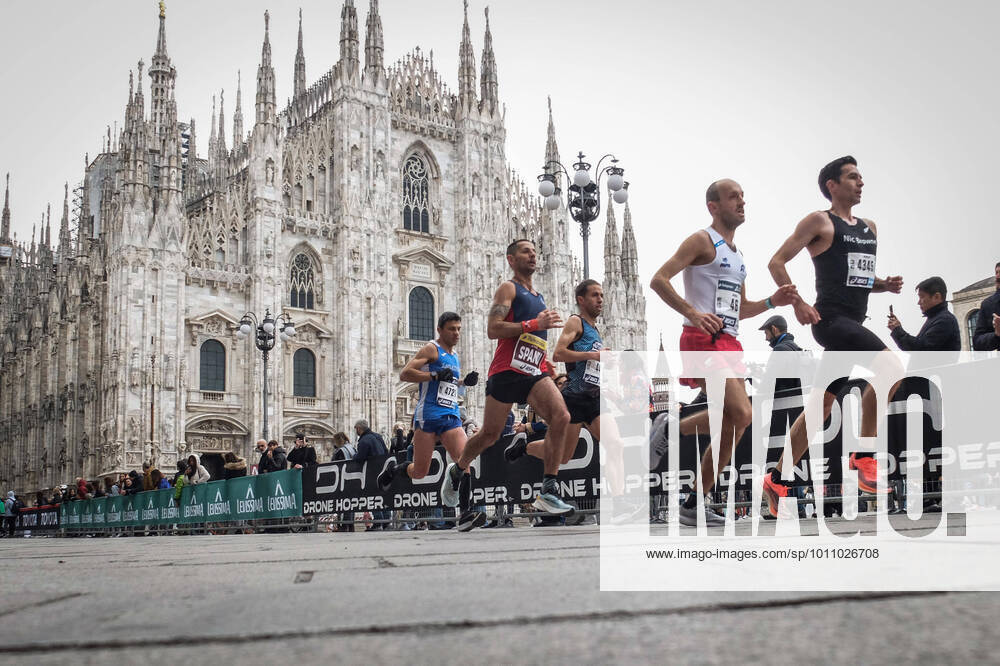 Partecipants at the Milano Marathon in the centre of Milan, Italy, 03 April 2022..ANSA MATTEO CORNER MILAN Italia - ZUMAa110 20220403_zaf_a110_011