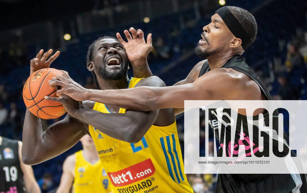 Berlin, Basketball, 1 Bundesliga, easyCredit BBL, Hauptrunde, 28 Spieltag, Mercedes Benz Arena ALBA Berlin Medi Bayreuth ALBAs Christ Koumadje l fights against Terry Allen of Medi Bayreuth for the ball ALBA Berlin Medi Bayreuth