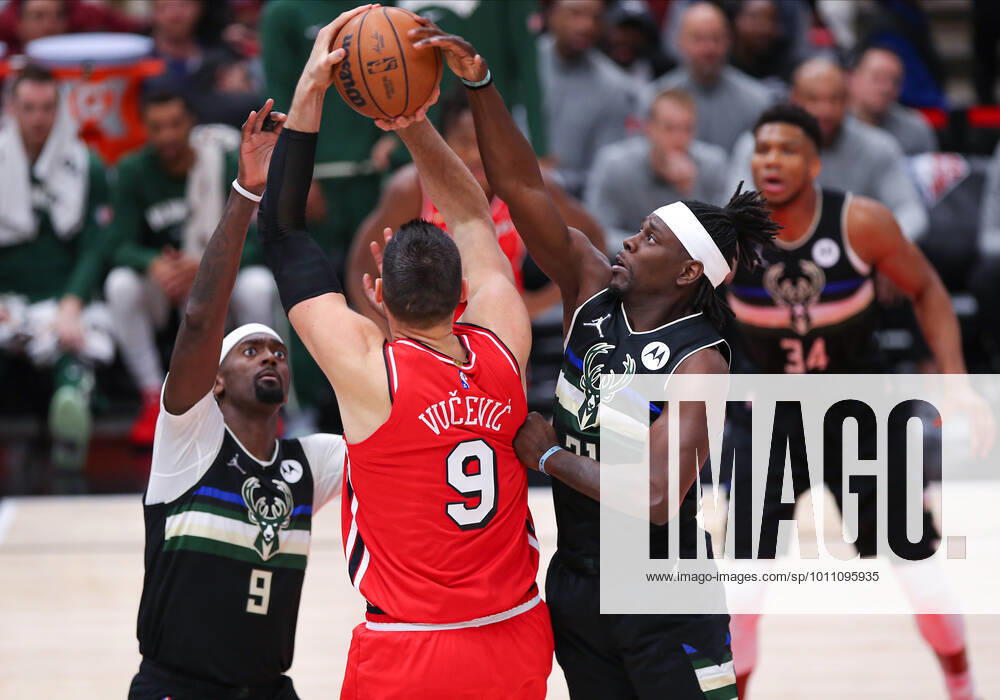 CHICAGO, IL - APRIL 05: Milwaukee Bucks guard Jrue Holiday (21) blocks Chicago Bulls center Nikola Vucevic (9) shoot in action during a NBA, Basketball Herren, USA game between the Milwaukee Bucks and the Chicago Bulls on April 5, 2022 at the United Center in Chicago, IL. (Photo by Melissa Tamez Icon Sportswire) NBA: APR 05 Bucks at Bulls Icon22040515