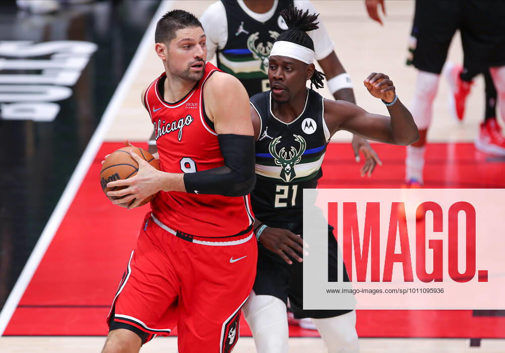 CHICAGO, IL - APRIL 05: Milwaukee Bucks guard Jrue Holiday (21) guards Chicago Bulls center Nikola Vucevic (9) during a NBA, Basketball Herren, USA game between the Milwaukee Bucks and the Chicago Bulls on April 5, 2022 at the United Center in Chicago, IL. (Photo by Melissa Tamez Icon Sportswire) NBA: APR 05 Bucks at Bulls Icon22040516