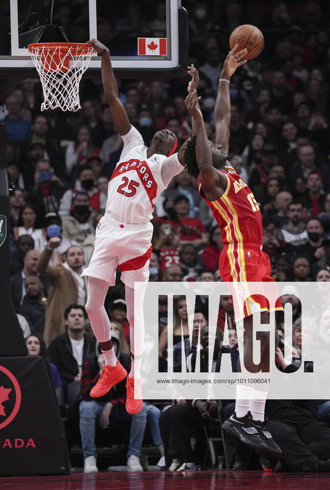 Toronto Raptors forward Chris Boucher (25) battles for the ball against Atlanta Hawks centre Clint Capela (15) during second half NBA, Basketball Herren, USA basketball action in Toronto on Tuesday, April 5, 2022. Canada News - April 5, 2022 - ZUMAc35_ 20220405_zaf_c35_118