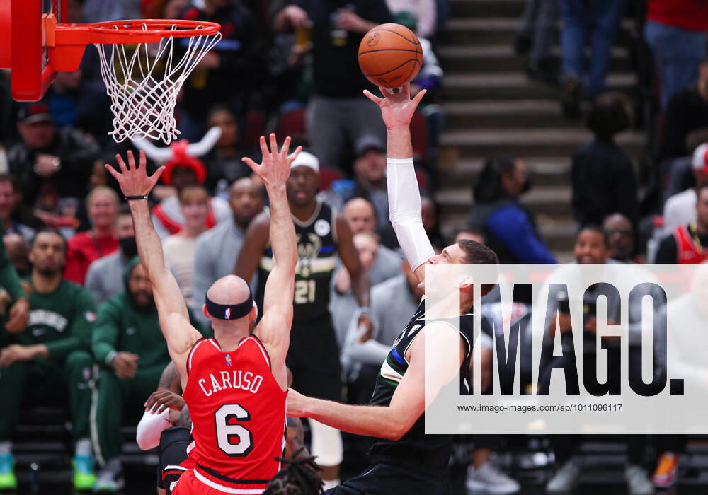 CHICAGO, IL - APRIL 05: Milwaukee Bucks center Brook Lopez (11) drives to the basket in action during a NBA, Basketball Herren, USA game between the Milwaukee Bucks and the Chicago Bulls on April 5, 2022 at the United Center in Chicago, IL. (Photo by Melissa Tamez Icon Sportswire) NBA: APR 05 Bucks at Bulls Icon22040526