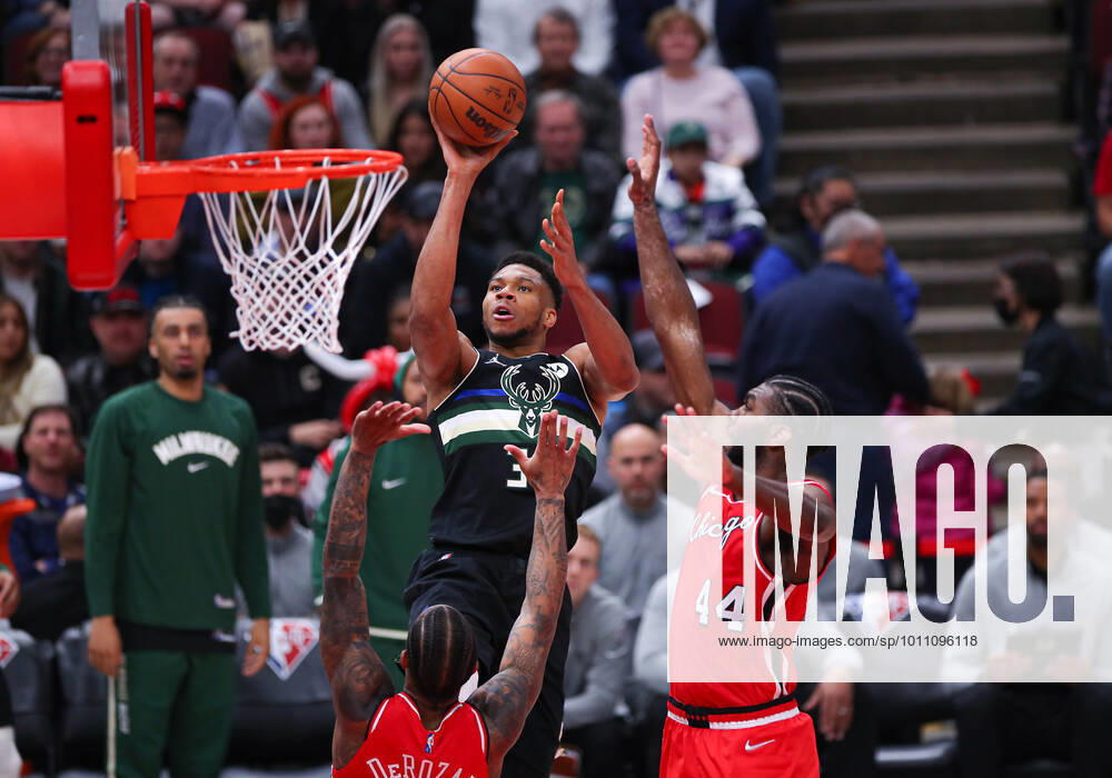 CHICAGO, IL - APRIL 05: Milwaukee Bucks forward Giannis Antetokounmpo (34) shoots the ball in action during a NBA, Basketball Herren, USA game between the Milwaukee Bucks and the Chicago Bulls on April 5, 2022 at the United Center in Chicago, IL. (Photo by Melissa Tamez Icon Sportswire) NBA: APR 05 Bucks at Bulls Icon22040527