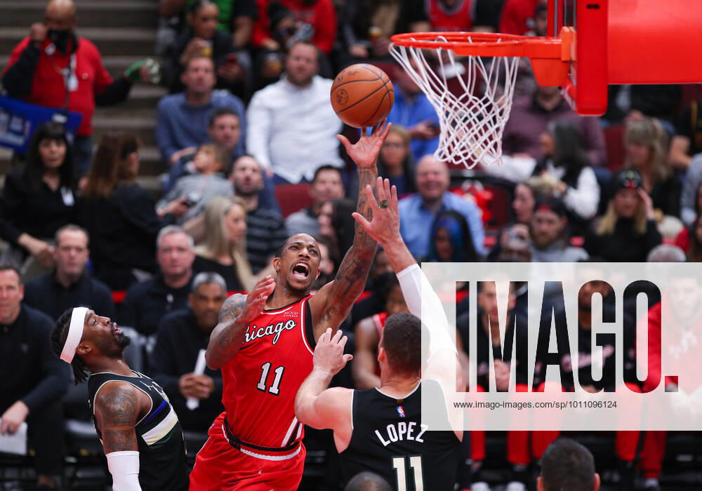 CHICAGO, IL - APRIL 05: Chicago Bulls forward DeMar DeRozan (11) drives to the basket for a layup during a NBA, Basketball Herren, USA game between the Milwaukee Bucks and the Chicago Bulls on April 5, 2022 at the United Center in Chicago, IL. (Photo by Melissa Tamez Icon Sportswire) NBA: APR 05 Bucks at Bulls Icon22040533