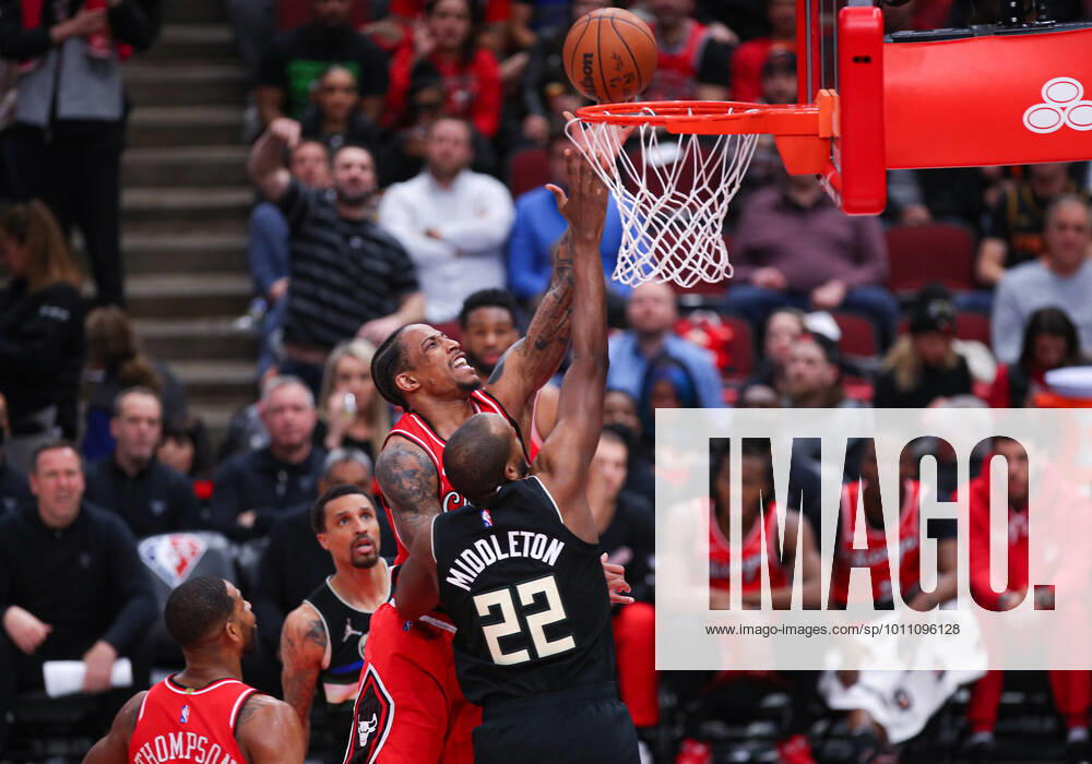 CHICAGO, IL - APRIL 05: Chicago Bulls forward DeMar DeRozan (11) drives to the basket for a lay up while being defended by Milwaukee Bucks forward Khris Middleton (22) during a NBA, Basketball Herren, USA game between the Milwaukee Bucks and the Chicago Bulls on April 5, 2022 at the United Center in Chicago, IL. (Photo by Melissa Tamez Icon Sportswire) NBA: APR 05 Bucks at Bulls Icon22040537