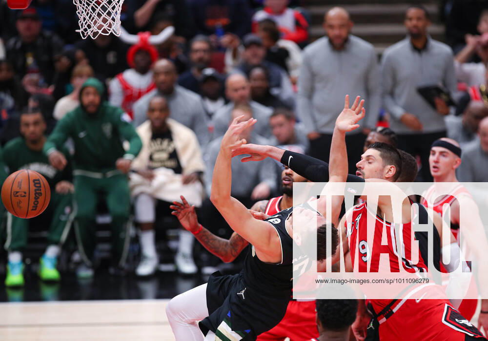 CHICAGO, IL - APRIL 05: Chicago Bulls center Nikola Vucevic (9) fouls Milwaukee Bucks guard Grayson Allen (7) during a NBA, Basketball Herren, USA game between the Milwaukee Bucks and the Chicago Bulls on April 5, 2022 at the United Center in Chicago, IL. (Photo by Melissa Tamez Icon Sportswire) NBA: APR 05 Bucks at Bulls Icon22040545