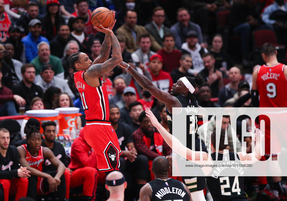 CHICAGO, IL - APRIL 05: Chicago Bulls forward DeMar DeRozan (11) shoots a three point basket during a NBA, Basketball Herren, USA game between the Milwaukee Bucks and the Chicago Bulls on April 5, 2022 at the United Center in Chicago, IL. (Photo by Melissa Tamez Icon Sportswire) NBA: APR 05 Bucks at Bulls Icon22040546