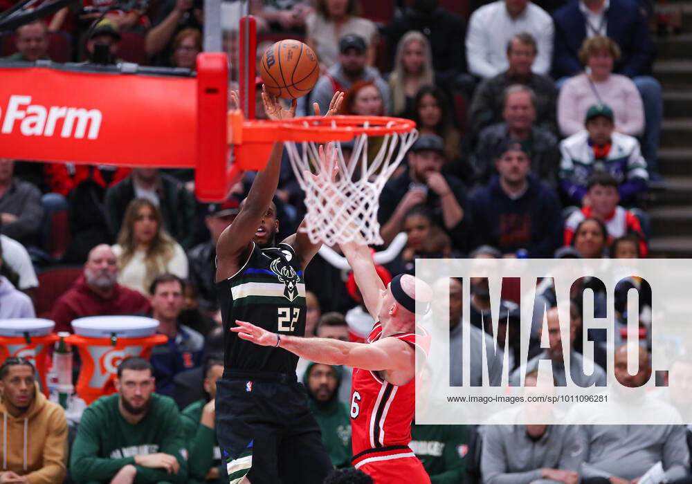 CHICAGO, IL - APRIL 05: Milwaukee Bucks forward Khris Middleton (22) shoots a three point basket over Chicago Bulls guard Alex Caruso (6) during a NBA, Basketball Herren, USA game between the Milwaukee Bucks and the Chicago Bulls on April 5, 2022 at the United Center in Chicago, IL. (Photo by Melissa Tamez Icon Sportswire) NBA: APR 05 Bucks at Bulls Icon22040547