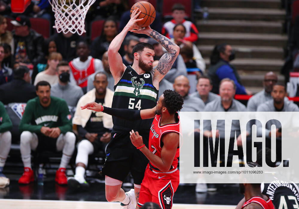 CHICAGO, IL - APRIL 05: Milwaukee Bucks forward Sandro Mamukelashvili (54) grabs the rebound during a NBA, Basketball Herren, USA game between the Milwaukee Bucks and the Chicago Bulls on April 5, 2022 at the United Center in Chicago, IL. (Photo by Melissa Tamez Icon Sportswire) NBA: APR 05 Bucks at Bulls Icon22040549