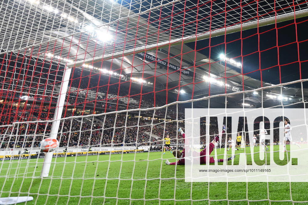 Goal to 0 2 by Julian Brandt Borussia Dortmund, 19 , Florian Mueller VfB Stuttgart 01 , back goal camera, back goal perspective, VfB Stuttgart vs Borussia Dortmund, Football, Men, 1 Bundesliga, 29 Matchday, Season 21 22 GER, 08 04 2022, DFL REGULATES PROHIBIT ANY USE OF PHOTOGRAPHS AS IMAGE SEQUENCES AND OR QUASI VIDEO, VfB Stuttgart vs Borussia Dortmund, Football, Mens, 1 Bundesliga, 29 Matchday, Season 21 22 GER, 08 04 2022 Stuttgart