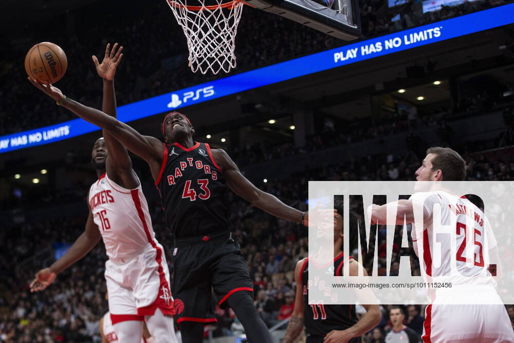 Toronto Raptors Pascal Siakam (43) takes an offensive rebound in front of Houston Rockets Usman Garuba (left) during first half NBA, Basketball Herren, USA basketball action in Toronto on Friday, April 8, 2022. Pascal Siakam; Usman Garuba - ZUMAc35_ 20220408_zaf_c35_076
