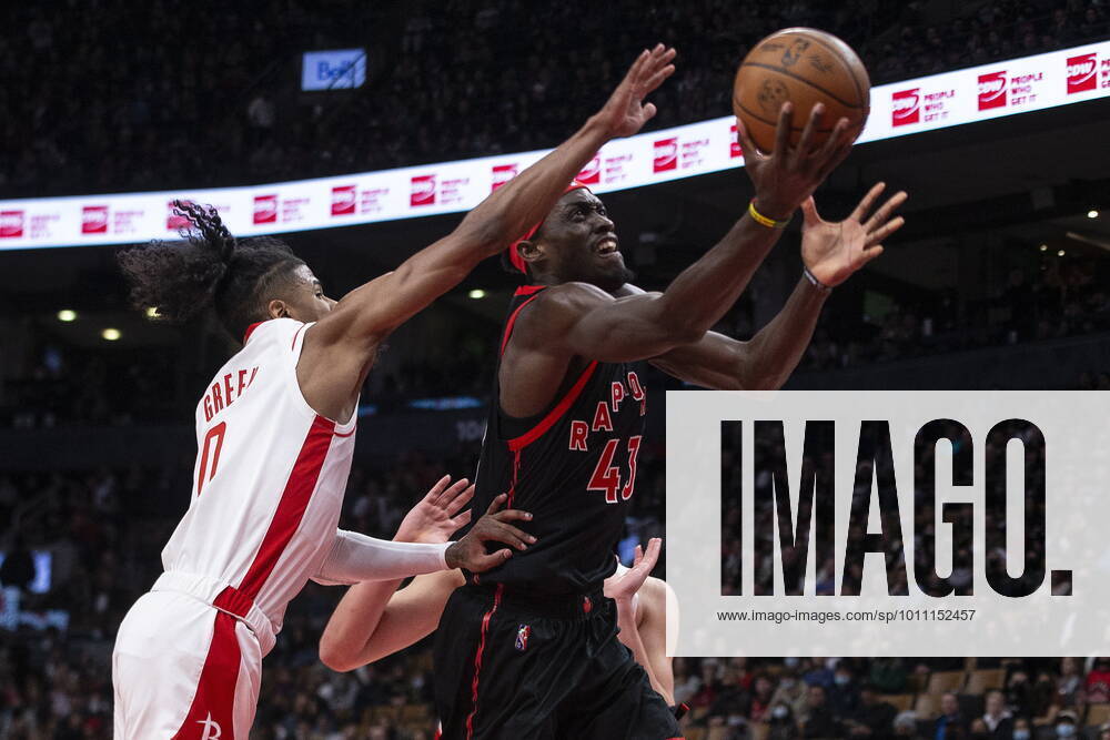Toronto Raptors Pascal Siakam (right) scores as Houston Rockets Jalen Green defends during first half NBA, Basketball Herren, USA basketball action in Toronto on Friday, April 8, 2022. Pascal Siakam; Jalen Green - ZUMAc35_ 20220408_zaf_c35_077