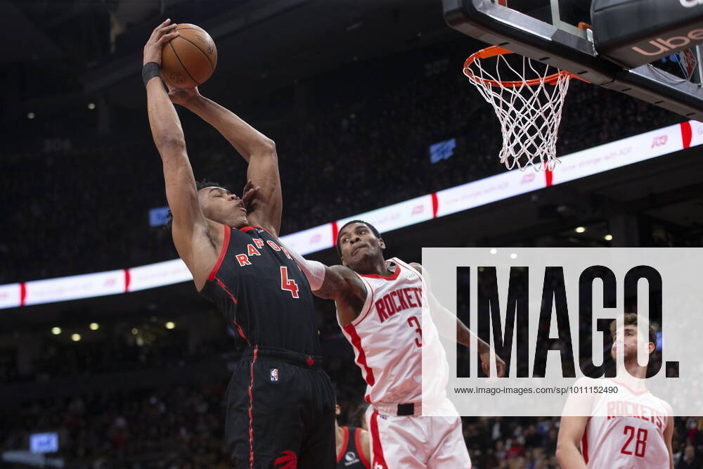 Toronto Raptors Scottie Barnes (left) takes a rebound from Houston Rockets Kevin Porter Jr. during first half NBA, Basketball Herren, USA basketball action in Toronto on Friday, April 8, 2022. Scottie Barnes; Kevin Porter Jr. - ZUMAc35_ 20220408_zaf_c35_084