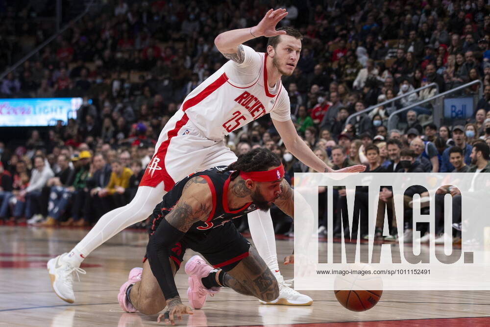 Toronto, ON, CAN: Toronto Raptors Gary Trent Jr. (bottom) battles for the ball with Houston Rockets Garrison Mathews during first half NBA, Basketball Herren, USA basketball action in Toronto on Friday, April 8, 2022. Gary Trent Jr. ; Garrison Mathews - ZUMAc35_ 20220408_zaf_c35_085