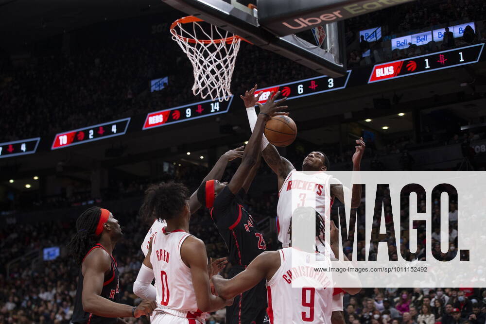 Toronto, ON, CAN: Houston Rockets Kevin Porter Jr. (3) goes to the hoop as Toronto Raptors forward Chris Boucher defends during first half NBA, Basketball Herren, USA basketball action in Toronto on Friday, April 8, 2022. Canada News - April 8, 2022 - ZUMAc35_ 20220408_zaf_c35_086