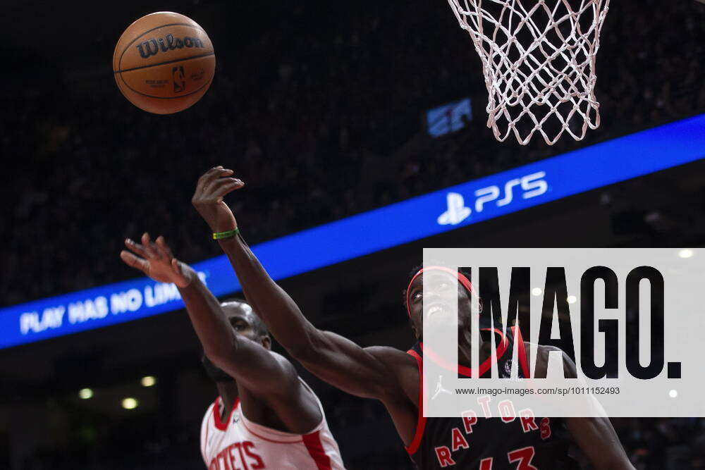Toronto Raptors Pascal Siakam (right) gets the offensive rebound against Houston Rockets Usman Garuba during first half NBA, Basketball Herren, USA basketball action in Toronto on Friday, April 8, 2022. Pascal Siakam; Usman Garuba - ZUMAc35_ 20220408_zaf_c35_087