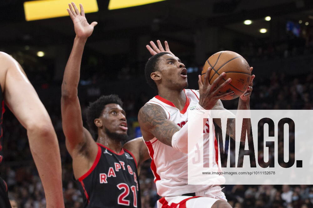 Toronto, ON, CAN: Houston Rockets Kevin Porter Jr. (right) shoots as Toronto Raptors Thaddeus Young defends during second half NBA, Basketball Herren, USA basketball action in Toronto on Friday, April 8, 2022. Kevin Porter Jr. Thaddeus Young - ZUMAc35_ 20220408_zaf_c35_128