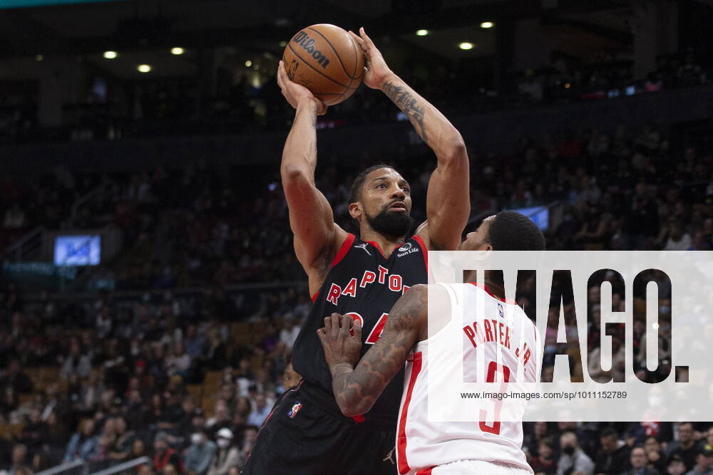 Toronto, ON, CAN: Toronto Raptors Khem Birch (left) scores over Houston Rocket Kevin Porter Jr. during first half NBA, Basketball Herren, USA basketball action in Toronto on Friday, April 8, 2022. Khem Birch; Kevin Porter Jr. - ZUMAc35_ 20220408_zaf_c35_144