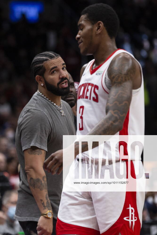 Toronto, ON, CAN: Drake exchanges words with Houston Rockets Kevin Porter Jr. (right) during second half NBA, Basketball Herren, USA basketball action against Toronto Raptors in Toronto on Friday, April 8, 2022. Drake Kevin Porter Jr. - ZUMAc35_ 20220408_zaf_c35_157