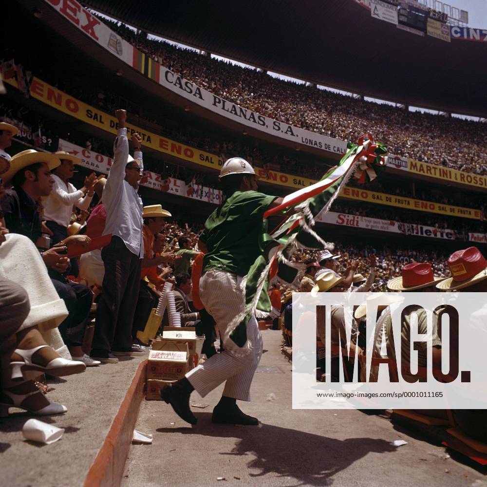 Ein mexikanischer Fan als Kondor verkleidet Fußball WM Herren DEUTSCHSPRACHIGE SPORTZEITSCHRIFTEN UND -ZEITUNGEN NUR NACH RÜCKSPRACHE, Weltmeisterschaft 1970 Totale Vogelverkleidung Mexiko-Stadt, Mexico-City, Tribüne Begeisterung, Freude,