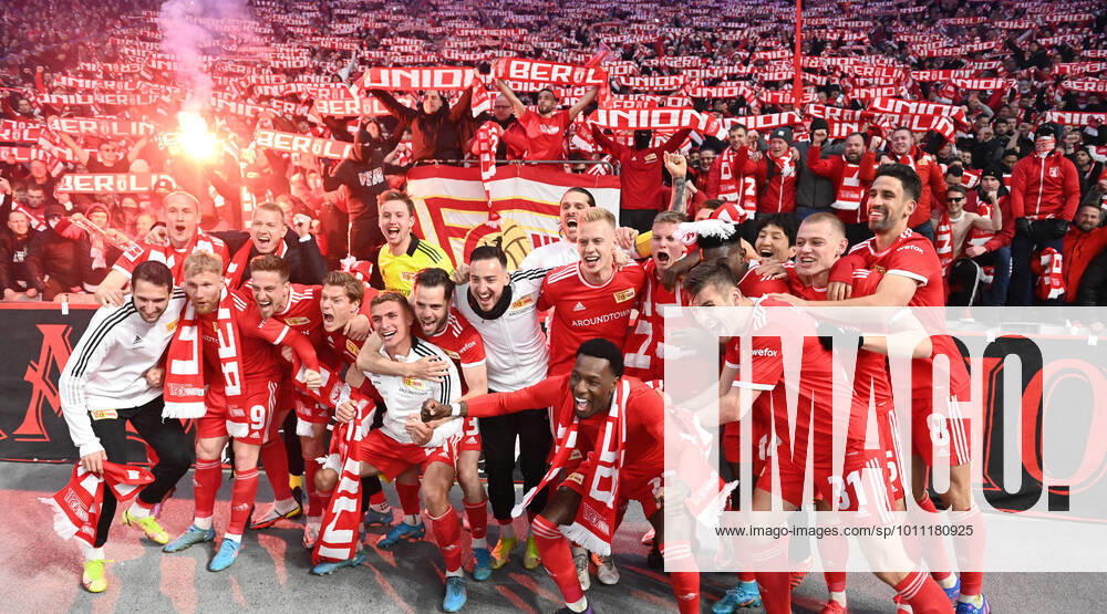 Football, men, 1 Bundesliga, season 2021 22, 29 match day , Hertha BSC 1 FC Union Berlin, Union, cheering after the final whistle with the fans, 09 04 2022,