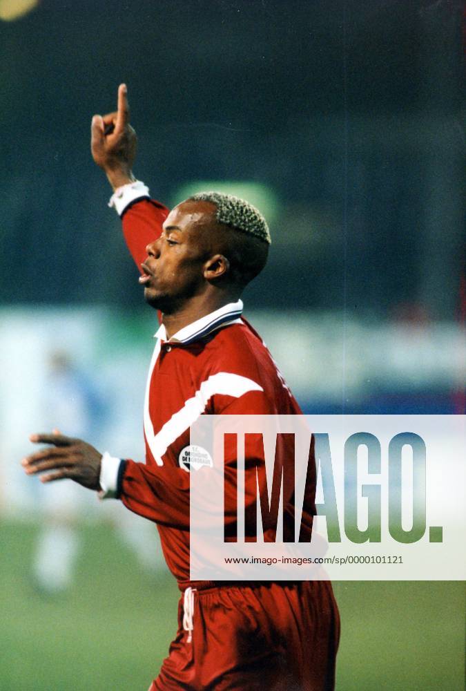 Sylvain Wiltord (Bordeaux) bittet um Aufmerksamkeit Fußball EC 3 Herren Saison 1998 1999: UEFA-Cup, Pokal, 1. Französische Division, Liga, FC Girondins Bordeaux Einzelbild Zürich Nachdenklichkeit,