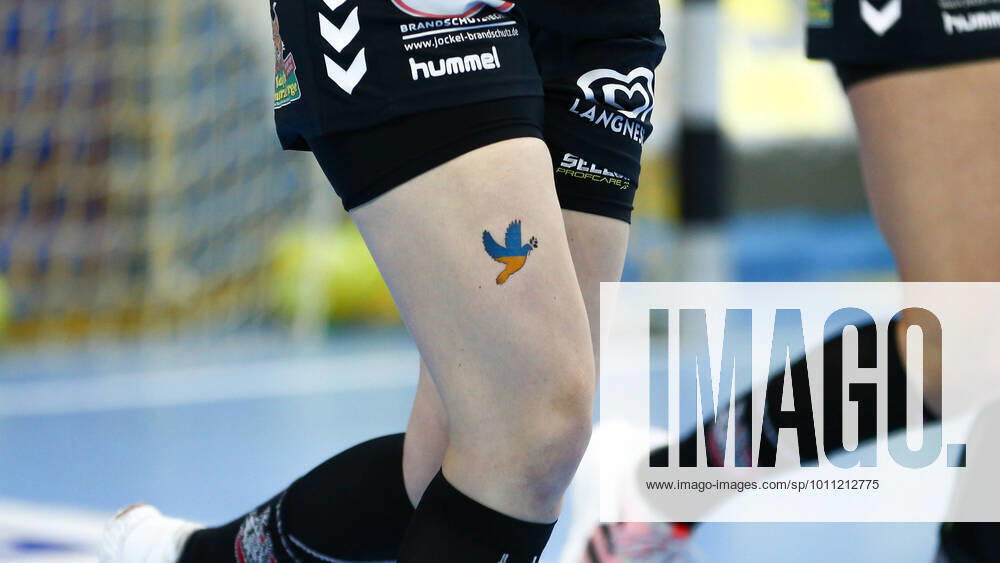 The players of HL Buchholz 08 Rosengarten wear on the right thigh the image of a peace dove in the colors of the Ukrainian flag, flag, dove, tattoo, decal, Ukraine war, war, conflict, sign, symbol peace, commemoration of the victims of the war in the Urkaine, 10 04 2022, Oldenburg Germany , Handball, Bundesliga Women, VfL Oldenburg HL Buchholz 08 Rosengarten